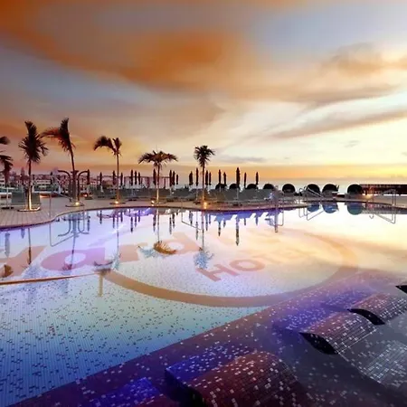 With Balcony And Pools In Playa Paraiso אדחה
